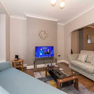 Holiday home Illume House